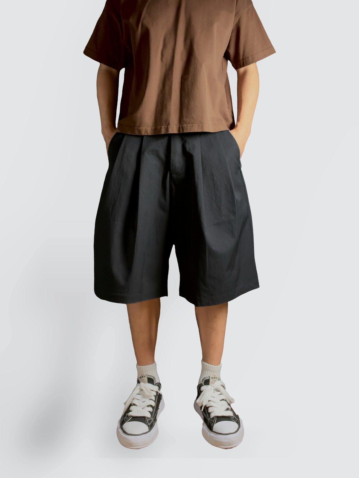 Pleated Wide Tailored Shorts (Black)